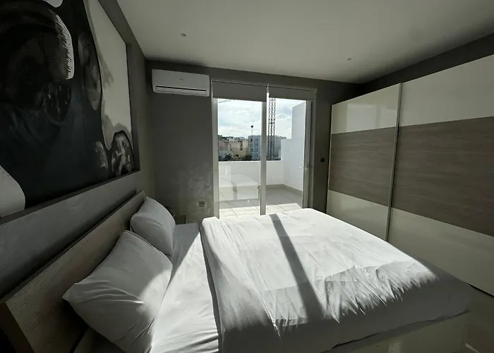 Giuliani Seafront Penthouse 15 דירה